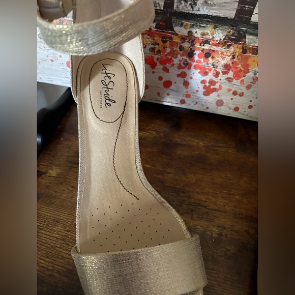 New- Life Stride Women's Metallic 3 in Heels
women’s 10.5 WIDE Holiday Heels - Picture 9 of 9